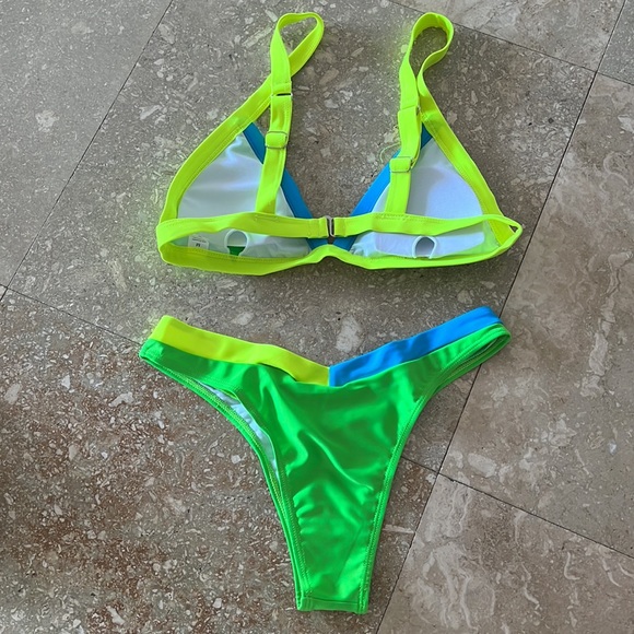 Beautiful swimsuit - Picture 4 of 4